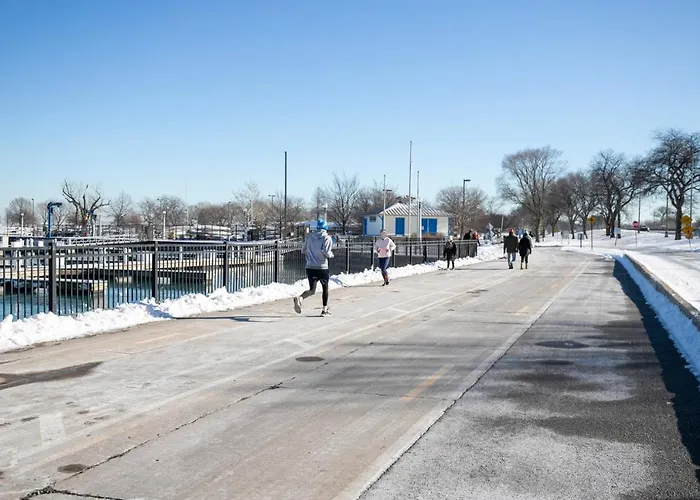 Apartment Lakeview 2br W Gym Grills Nr Lakefront Trail Chi-985 Chicago